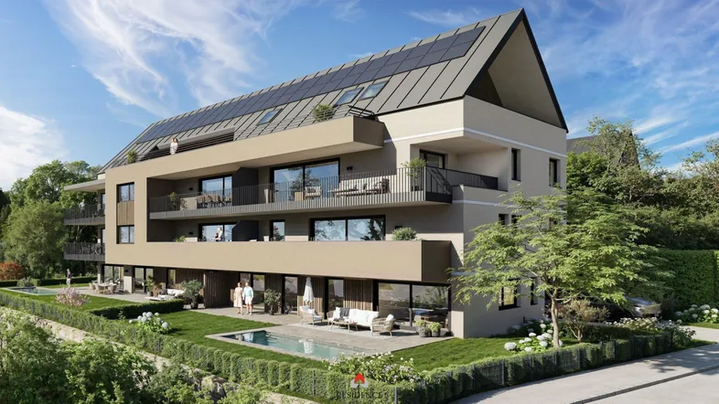 Moderne Wohnanlage mit Satteldach, Solaranlage, Balkonen, Terrassen und einem kleinen Poolbereich.