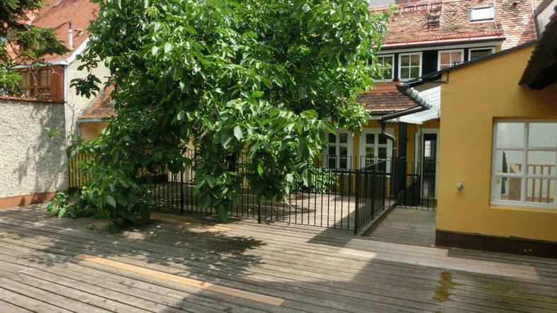 Terrasse mit Nussbaum