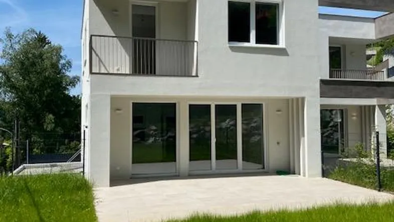 Moderne Neubau-Doppelhaushälfte mit Balkon, Terrasse und Gartenbereich.