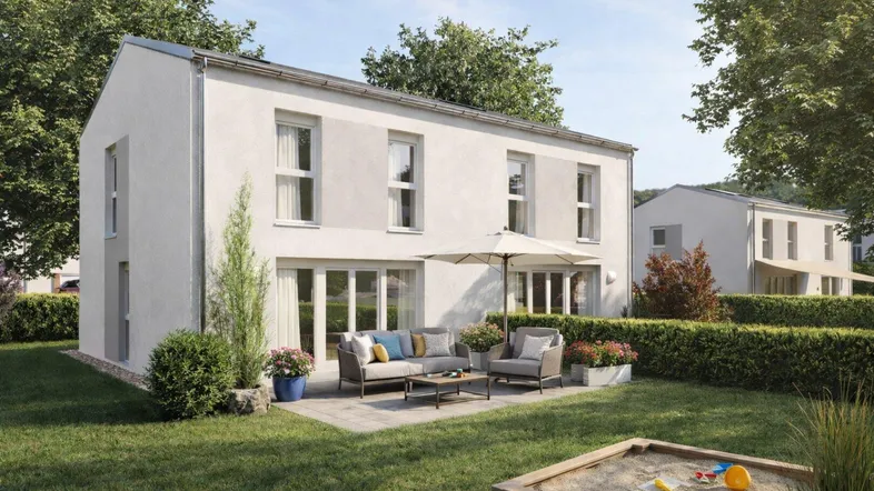 Modernes Einfamilienhaus mit großer möblierter Terrasse, gepflegtem Garten und Sandkasten.