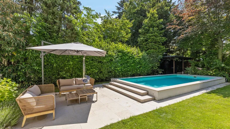 Lounge-Bereich beim Swimming-Pool