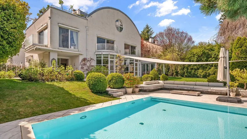 Moderne Villa mit großem Garten, Swimmingpool und luxuriöser Outdoor-Lounge.
