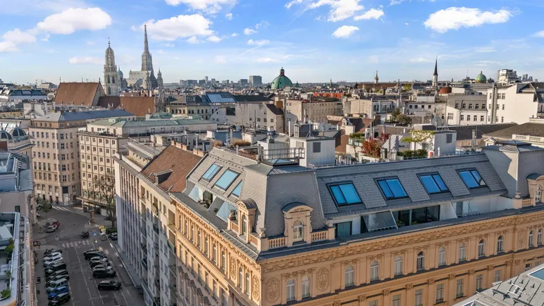 Panoramablick über die historische Stadt Wien mit ihren charakteristischen Dächern und Wahrzeichen.