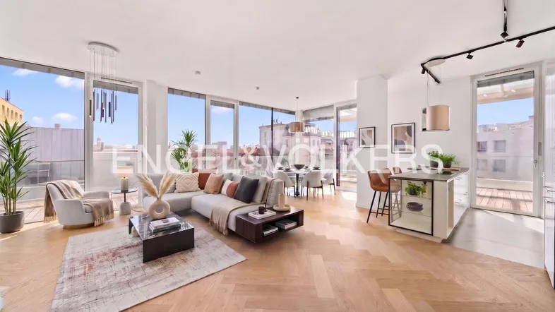 Heller, offener Wohn- und Essbereich mit moderner Einrichtung, Parkettboden und Zugang zur Terrasse.