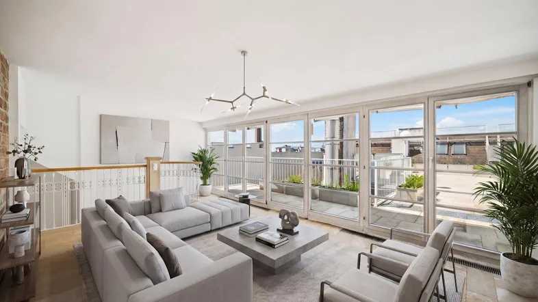 Helles Wohnzimmer mit modernen Möbeln, Holzboden und Zugang zur Dachterrasse.