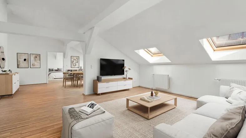 Helles Wohnzimmer mit Holzboden, Dachschrägen und Oberlichtern, offen zum Essbereich.