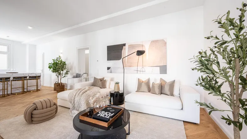 Helles Wohnzimmer mit modernem Design, bequemen Sofas und Holzboden in offener Gestaltung.