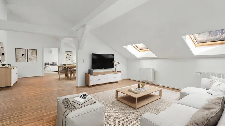 Helles und geräumiges Wohn-Esszimmer mit Dachschrägen, Holzboden und modernen Möbeln.