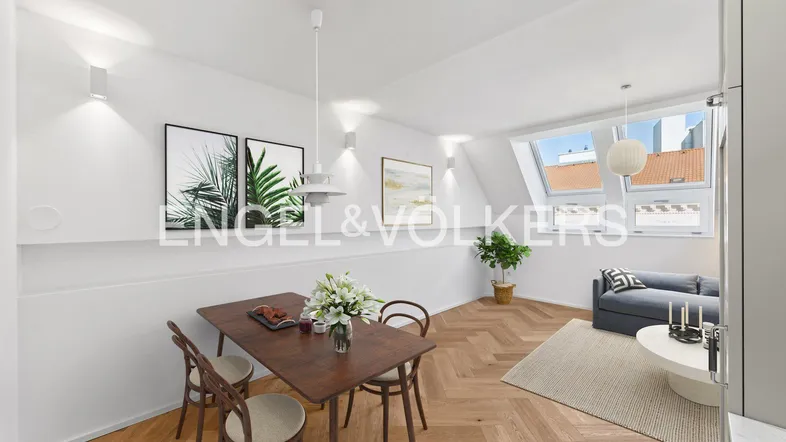Heller Wohn- und Essbereich mit Holzparkett, modernen Möbeln und Dachfenstern.