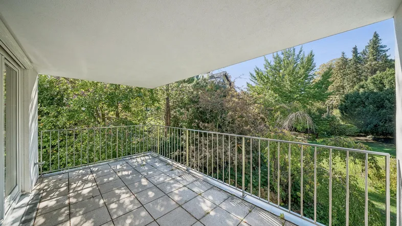 Geräumiger Balkon mit Fliesenboden und weitem Blick ins Grüne, ideal zum Entspannen.