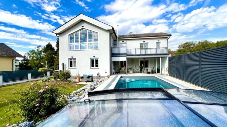 Großzügiges Einfamilienhaus mit Garten, überdachtem Pool und sonniger Terrasse.