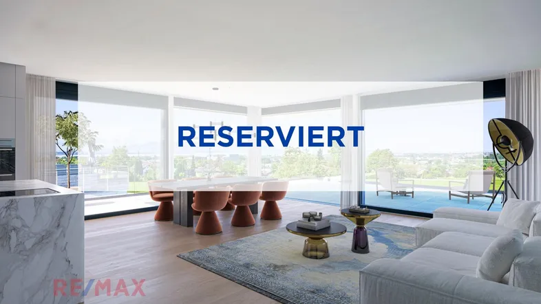 Modernes, offenes Wohn-Esszimmer mit großen Fenstern, Holzboden und Blick ins Grüne.