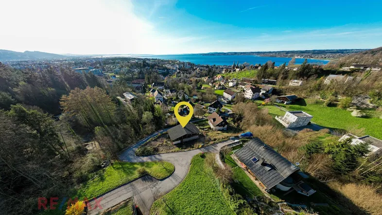 Drohnenaufnahme des Anwesens mit Blick auf den See und die umliegende Landschaft.