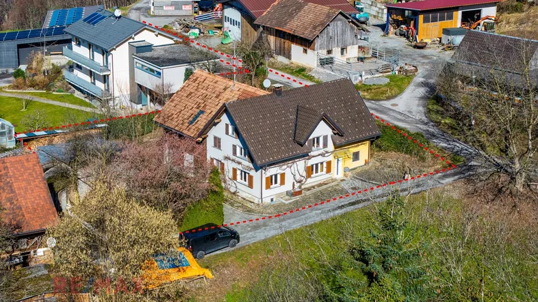 Luftaufnahme des Anwesens mit umliegenden Gebäuden und Grundstücksgrenzen in ländlicher Umgebung.