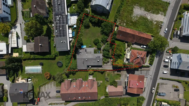 Luftaufnahme des Grundstücks mit umliegender Bebauung und markierter Parzelle.