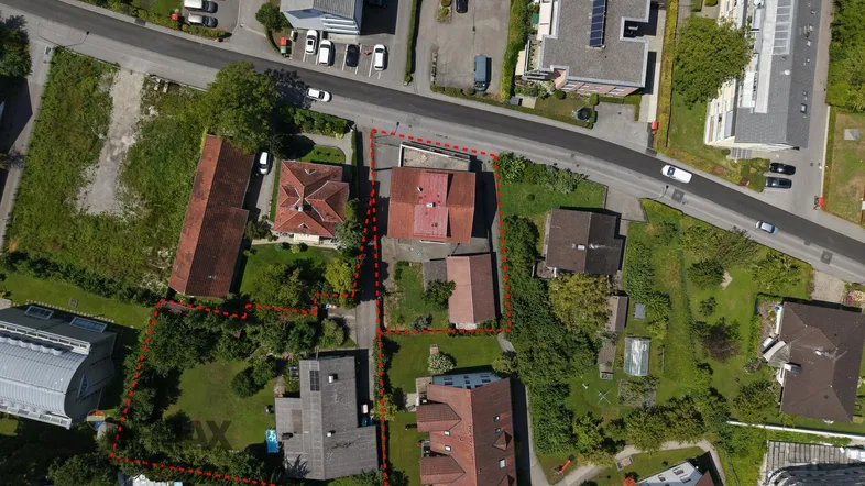 Luftaufnahme des Grundstücks mit umliegenden Gebäuden und Straßen in einer Wohngegend.