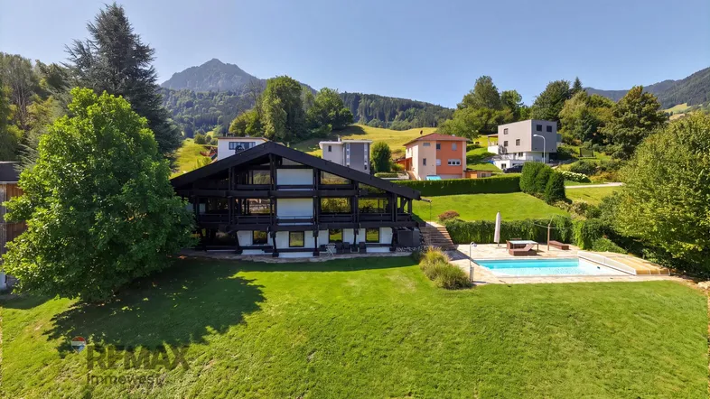 Großzügiges Anwesen mit weitläufigem Garten, Pool und Bergblick in sonniger Lage.