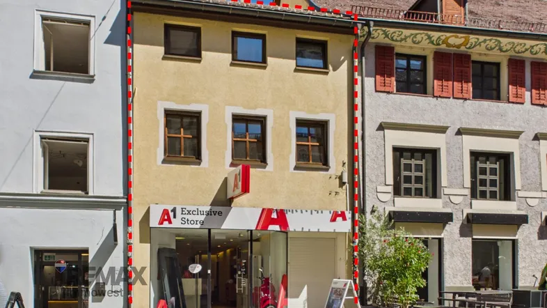 Historisches Gebäude mit Geschäftsfläche im Erdgeschoss und Wohnungen darüber, umrandet in Rot.