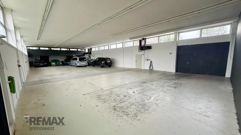 Große, helle Industriehalle mit Betonboden und hohen Decken, ideal für Produktion oder Lagerung.