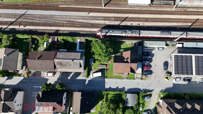 Luftaufnahme des Grundstücks mit angrenzenden Bahngleisen und umliegender Bebauung.