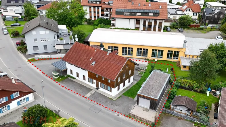 Luftaufnahme des Anwesens mit Wohnhaus, Nebengebäude und umliegender Wohngegend.