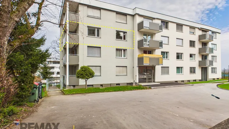 Mehrfamilienhaus mit mehreren Balkonen und gepflegter Außenanlage in einer ruhigen Wohngegend.