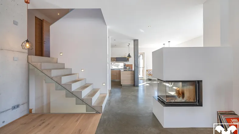 Modernes Wohnen mit Kamin und Sichtbeton Treppe