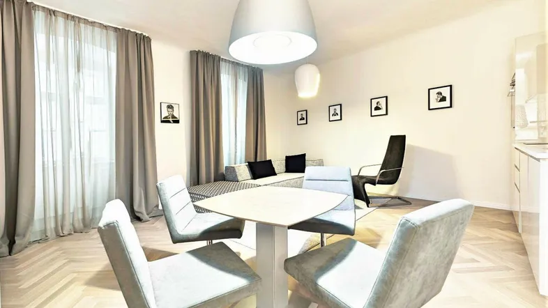 Heller Wohn- und Essbereich mit modernem Design, Fischgrätparkett und stilvollen Möbeln.
