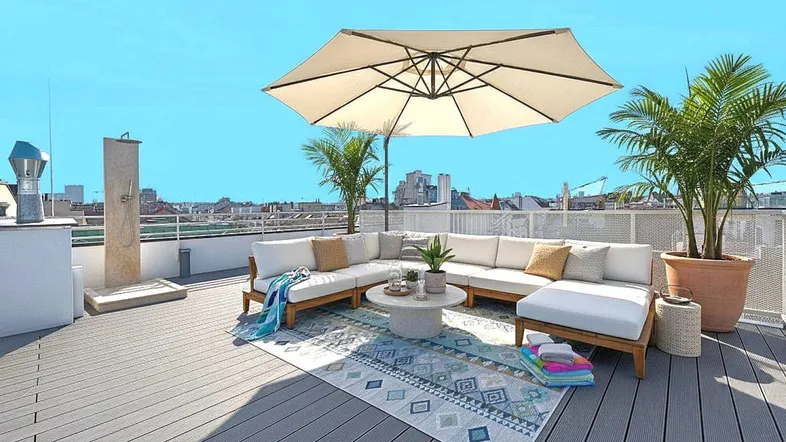 Geräumige Dachterrasse mit bequemen Loungemöbeln, Sonnenschirm und Außendusche, ideal zum Entspannen.