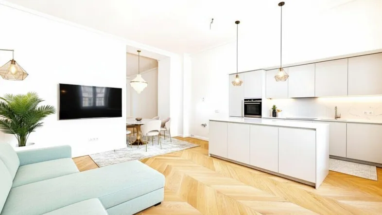 Helles, offenes Wohnzimmer mit moderner Küche, Essbereich und Fischgrätparkett.
