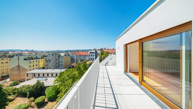 Geräumige Terrasse mit Stadtblick und viel Sonnenlicht, ideal zum Entspannen im Freien.