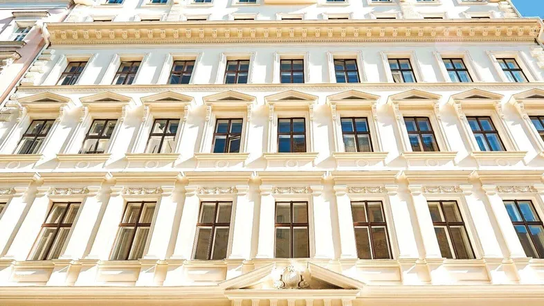 Elegante Fassade eines historischen Gebäudes mit vielen Fenstern und klassischer Architektur.