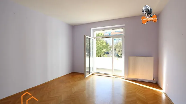 Wohnraum mit Balkonzugang
