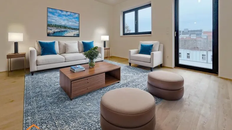 Virtuell inszeniertes Wohnzimmer mit Holzboden, großen Fenstern und Zugang zu einem Außenbereich.