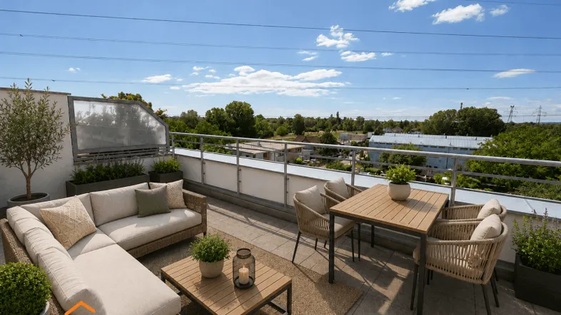 Möblierte Dachterrasse mit gemütlicher Sitzecke und Essbereich unter blauem Himmel.