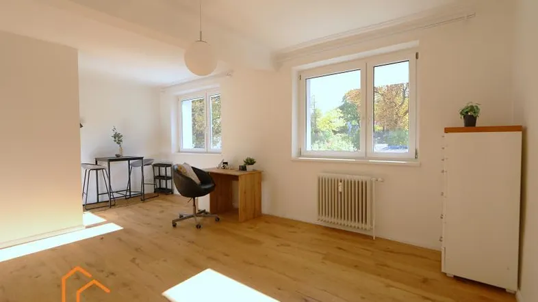 sonniger Wohnraum mit Küchennische