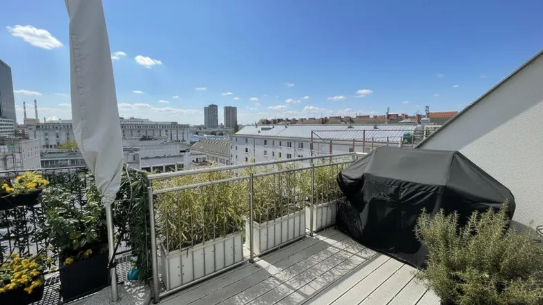 Dachterrasse mit Grillbereich und Stadtblick, ideal für entspannte Stunden im Freien.