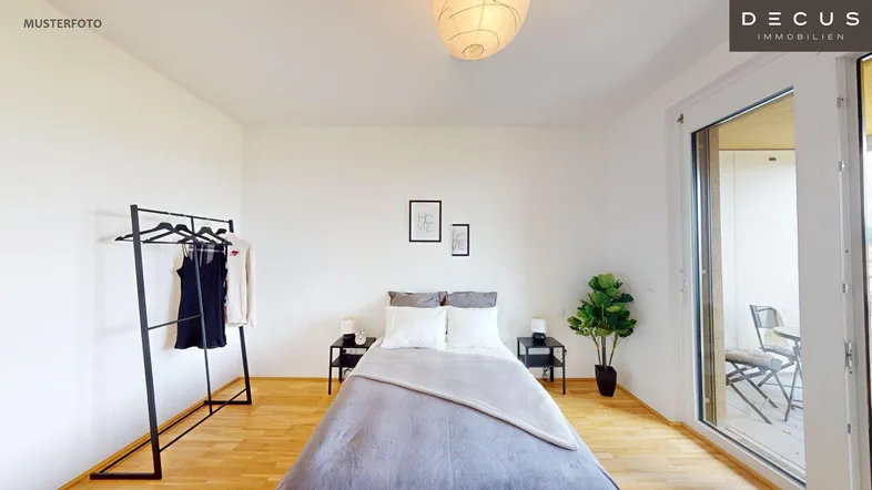 Helles Schlafzimmer mit Holzboden, modernem Bett und Zugang zu einem Balkon.