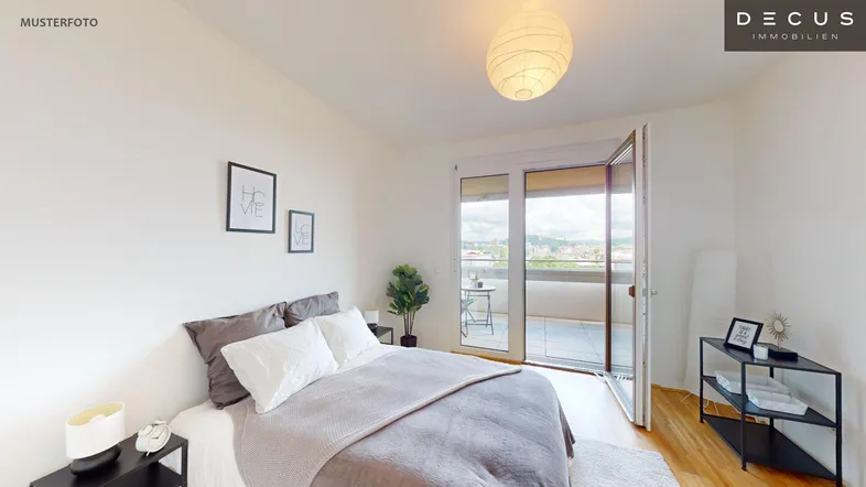 Helles Schlafzimmer mit Zugang zum Balkon, modern eingerichtet und mit Stadtblick.
