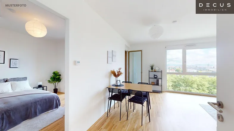 Heller offener Wohn- und Essbereich mit Holzboden und Blick ins Schlafzimmer sowie auf die Stadt.