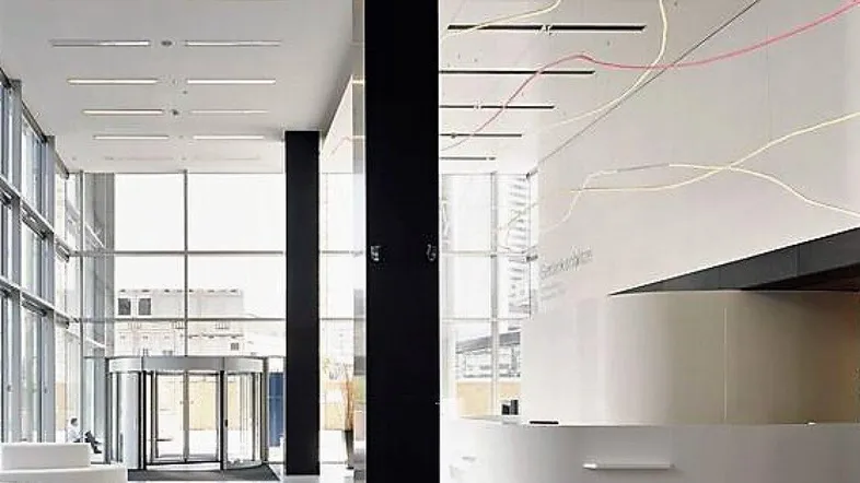 Moderne und luxuriöse Lobby mit hohen Decken, großen Fenstern und einem eleganten Empfangsbereich.