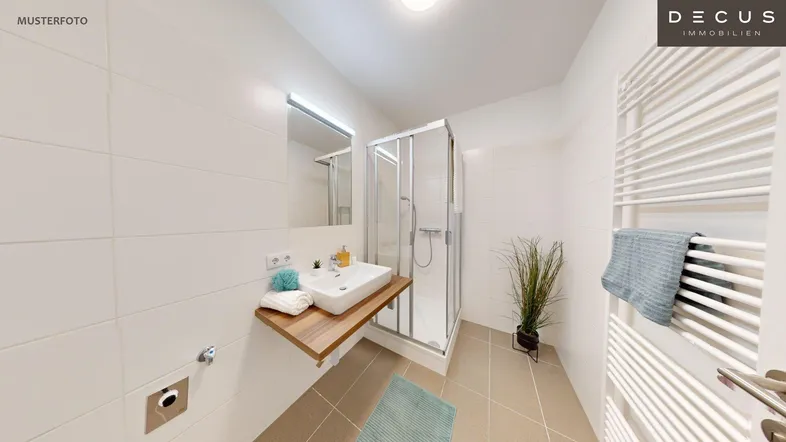 Modernes Badezimmer mit Duschkabine, Waschbecken auf Holzplatte und beheiztem Handtuchhalter.