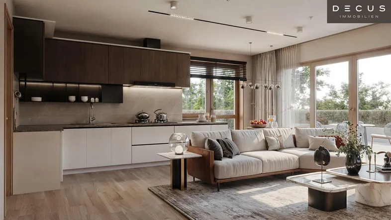 Moderne offene Wohnküche mit hellem Sofa, Holzboden und Zugang zu einer Terrasse.