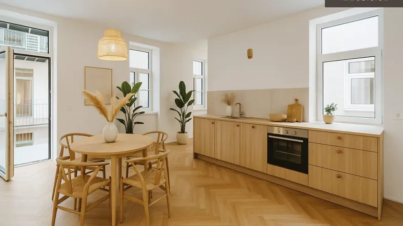 Helle Wohnküche mit Holzboden, Esstisch und Zugang zu einem kleinen Balkon.