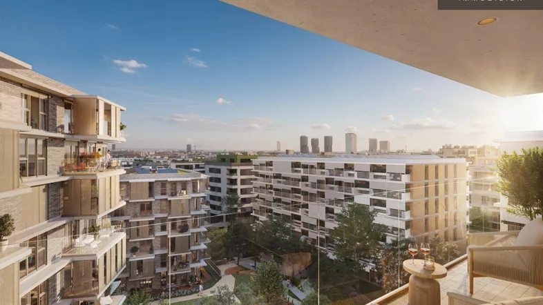 Blick von einem modernen Balkon mit Sitzgelegenheiten auf die Stadtlandschaft und weitere Gebäude.