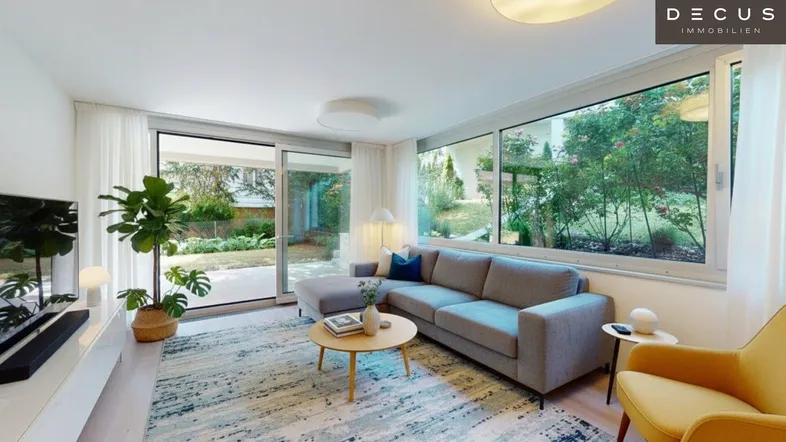 Helles Wohnzimmer mit modernem Sofa, Teppich und großzügigem Zugang zum Garten.