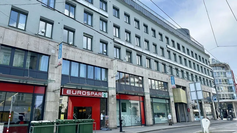 Ansicht der modernen Geschäftsfassade mit Supermarkt im Erdgeschoss und darüber liegenden Büros.