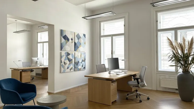 Modernes Büro mit Fischgrätparkett, großen Fenstern und stilvoller Einrichtung für eine angenehme Arbeitsatmosphäre.