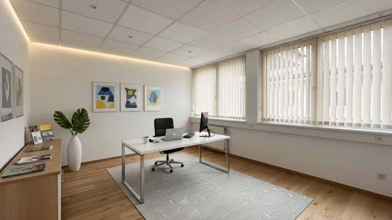 Modernes Büro mit Holzboden, großen Fenstern und vertikalen Jalousien, ideal für konzentriertes Arbeiten.