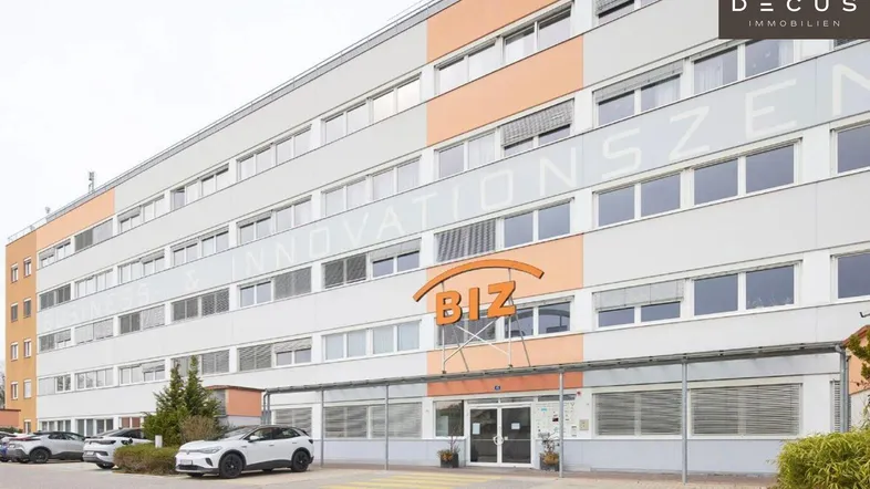 Großes Bürogebäude mit moderner Architektur, vielen Fenstern und einem markanten Eingangsbereich.